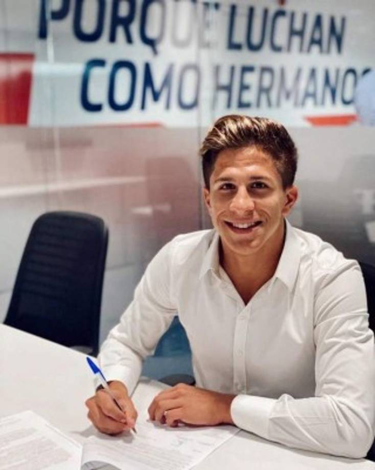 Otro Simeone formará parte del Atético de Madrid. Se trata de Giuliano Simeone, el tercero de los hijos del 'Cholo', entrenador de los colchoneros. Jugará en el juvenil rojiblanco a partir de esta temporada.<br/><br/>El atacante, de 17 años, llegó el pasado verano al club, procedente de River Plate, para jugar en el juvenil B del Atlético. 'Me siento muy feliz por firmar mi primer contrato profesional con el Atleti y seguir creciendo en mi carrera', publicó este jueves en su cuenta oficial de 'Instagram', junto a tres fotografías con la firma del documento junto a Natalia Simeone, su tía y agente de jugadores y entrenadores, entre ellas Diego Simeone.