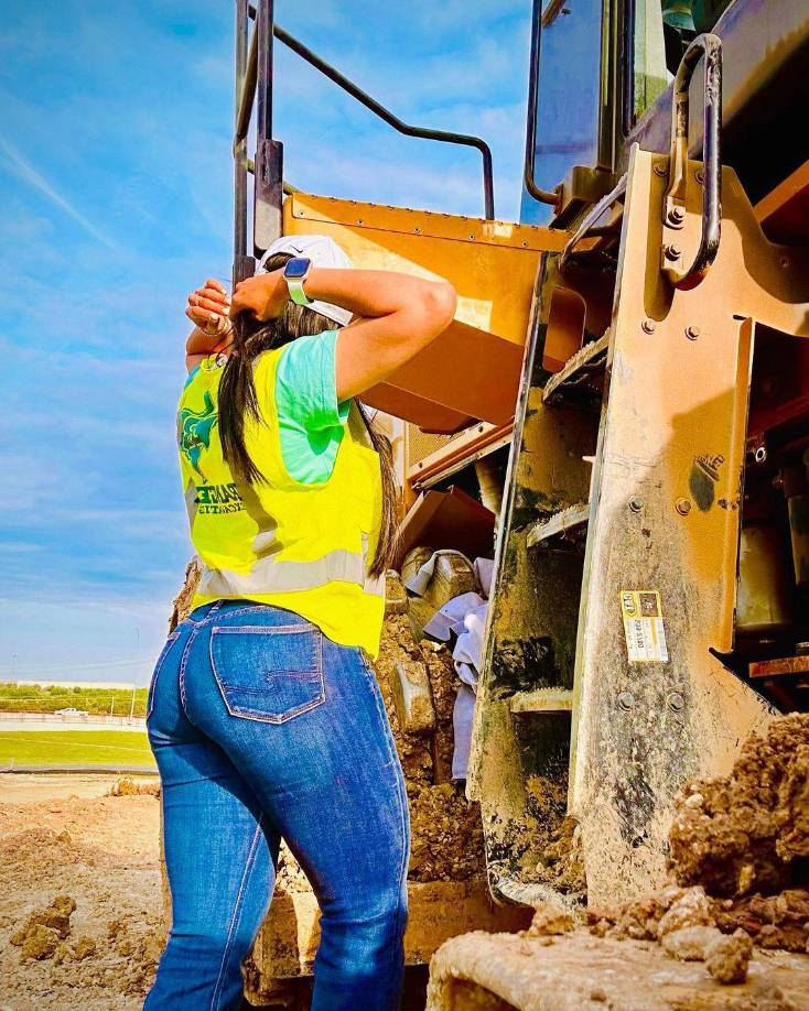 La bella catracha lleva un par de meses de laborar como motorista de maquinaria pesada en Estados Unidos.