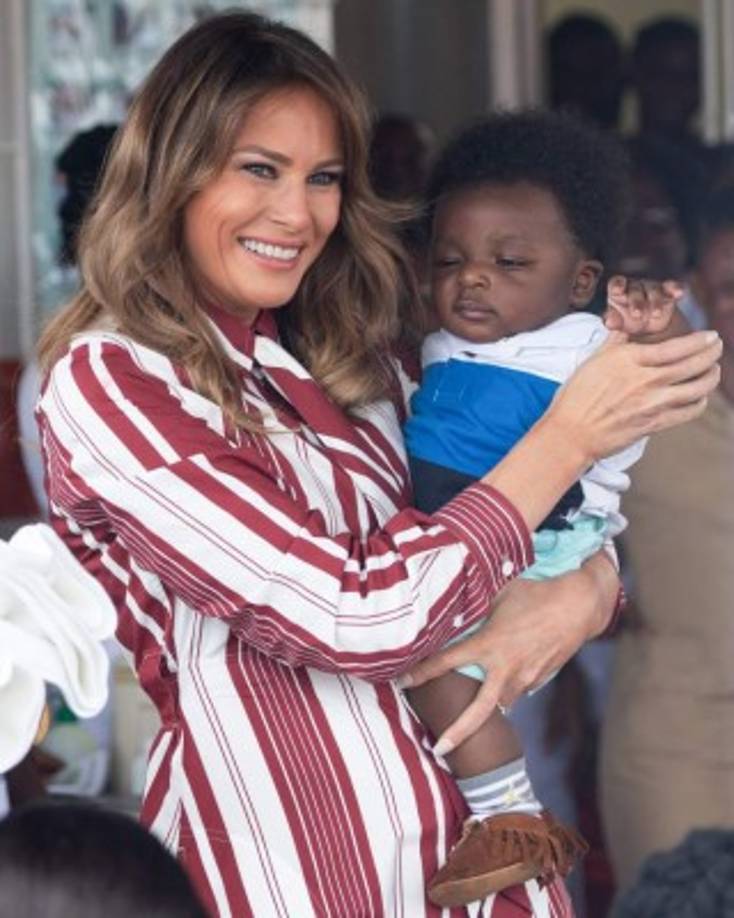 Melania se mostró muy risueña y cariñosa con los bebés que esperaban ser atendidos en el hospital público de Accra.