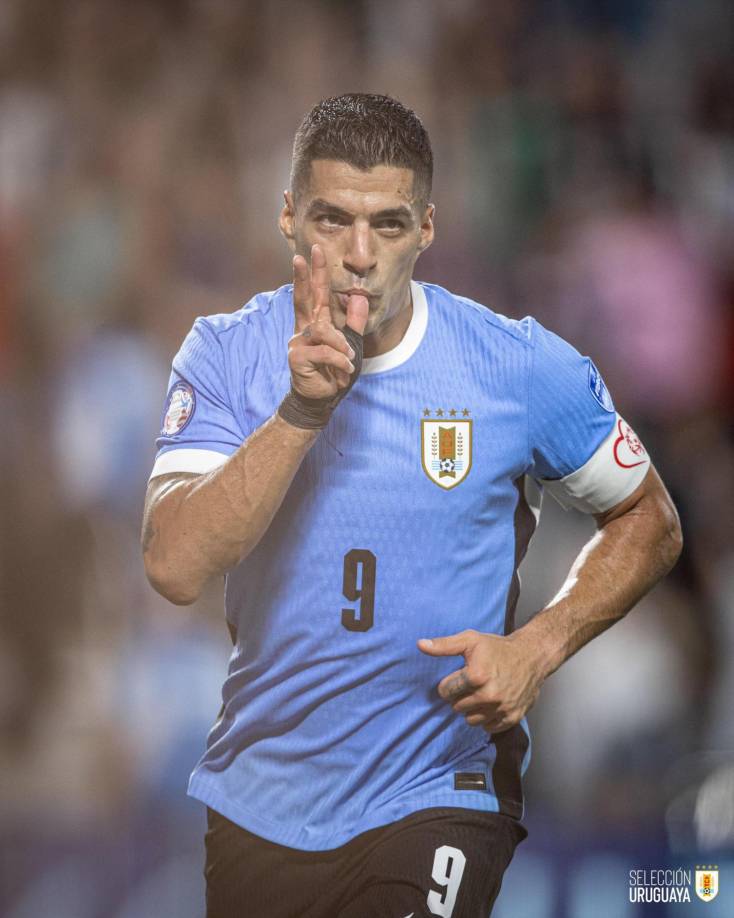 “Estamos con vos Juan”, escribió este viernes Suárez, el goleador histórico de la selección uruguaya, como respuesta a una publicación en la que el equipo Tricolor informó sobre la salud del futbolista de 27 años.