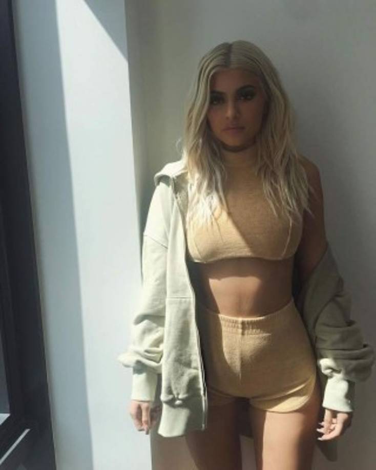 Kylie Jenner sorprendió a sus fanáticos cuando apareció en las redes sociales con un nuevo look.