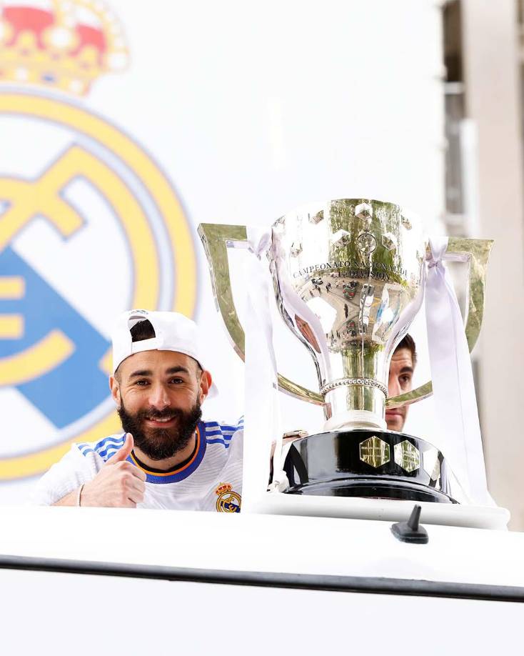 Karim Benzema, el goleador del Real Madrid en esta Liga Española, posando con el trofeo de campeones.