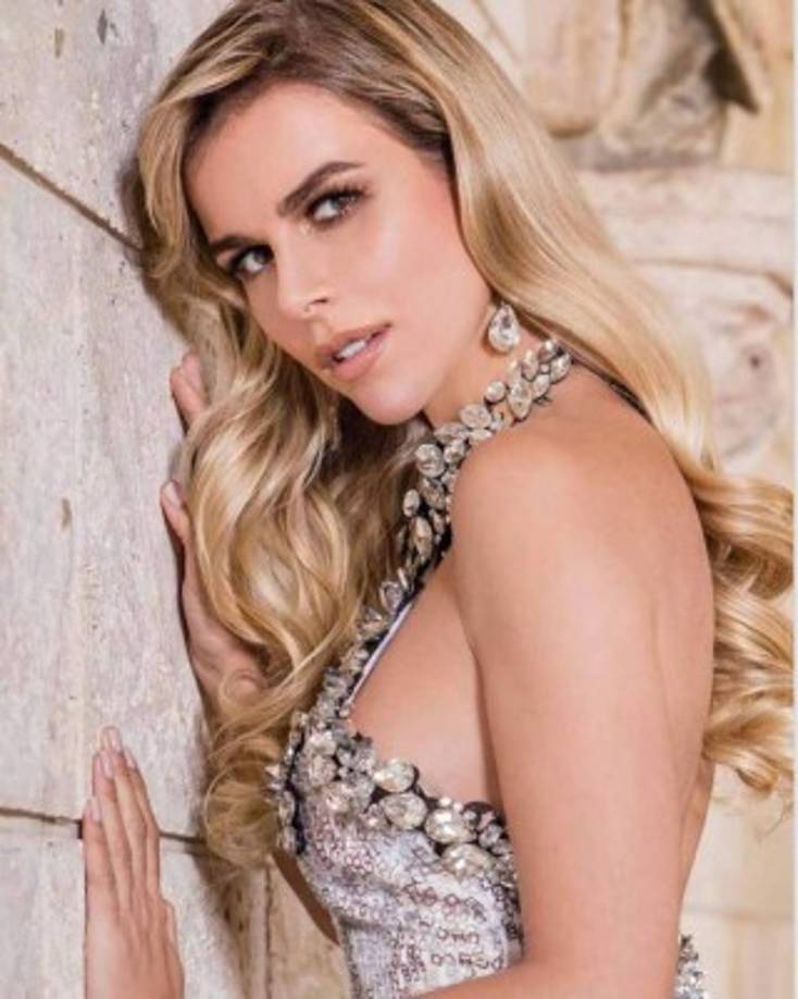 A los 19 años ya estaba modelando en certamen de bellezas y se convirtió en Miss Toledo 2000, título que la llevó a concursar en Miss España 2000, en el que llegó a convertirse en una de las finalistas. <br/>