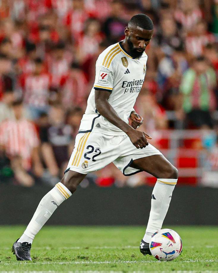 Defensa central: Antonio Rudiger sigue demostrando su gran nivel y estará comandando también en la zaga defensiva del Real Madrid. 