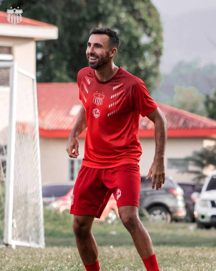 Jonathan Bornstein - El lateral estadounidense fue dado de baja en el Vida para la próxima temporada y el jugador de 39 años piensa en retirarse. “Yo he disfrutado del juego por todos estos años y creo que el Vida fue el último equipo en mi carrera”, dijo.