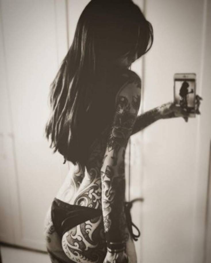 Candelaria comparte en redes sociales cada nuevo tatajue y su cuerpo casi desnudo.