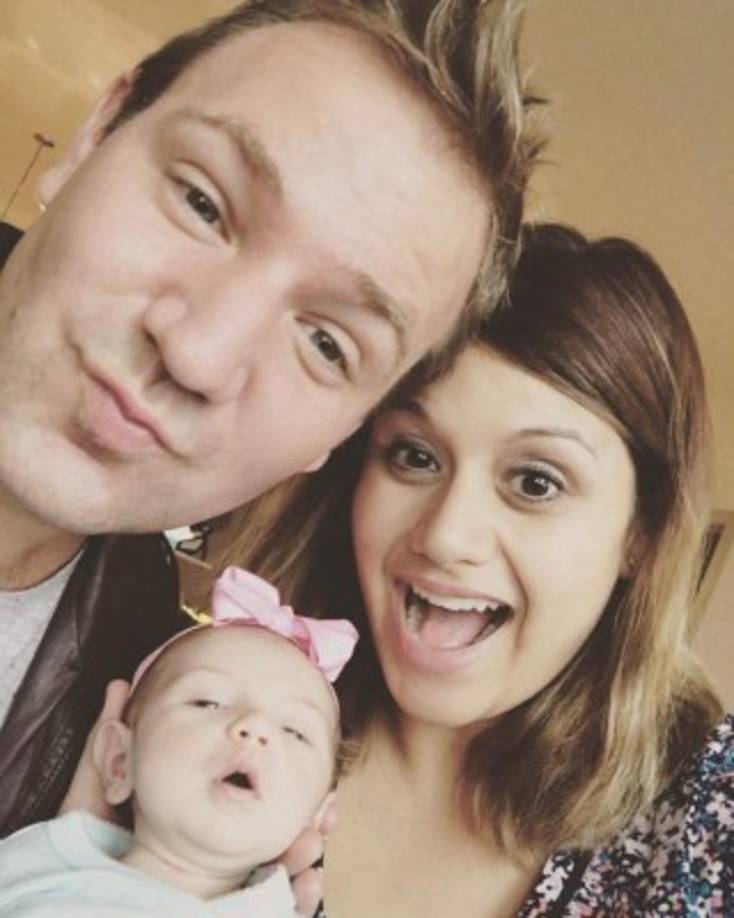 La cantante también divide el tiempo para dedicarse a su esposo y pequeña hija