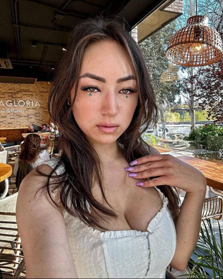 Esta creadora de contenido afirma seguir dando clases, pero también ofrece imágenes y videos para mayores de edad. Su perfil tiene la siguiente descripción: “Tu profesora traviesa favorita”. 