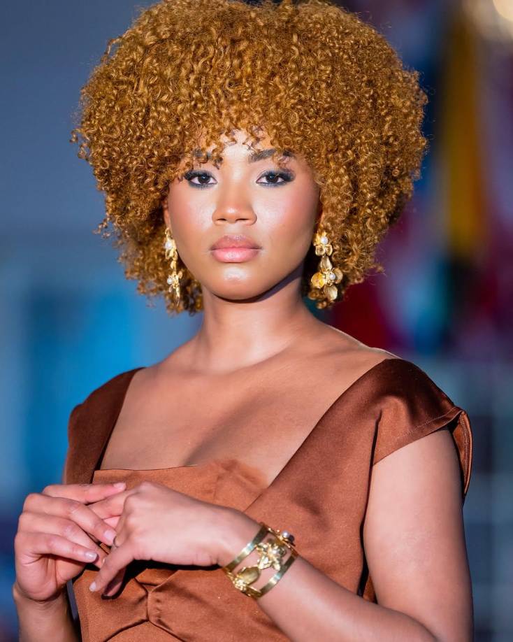 Los diseños florales son el sello distintivo de la marca Orquídea de Oro de Jolibeth Sánchez.