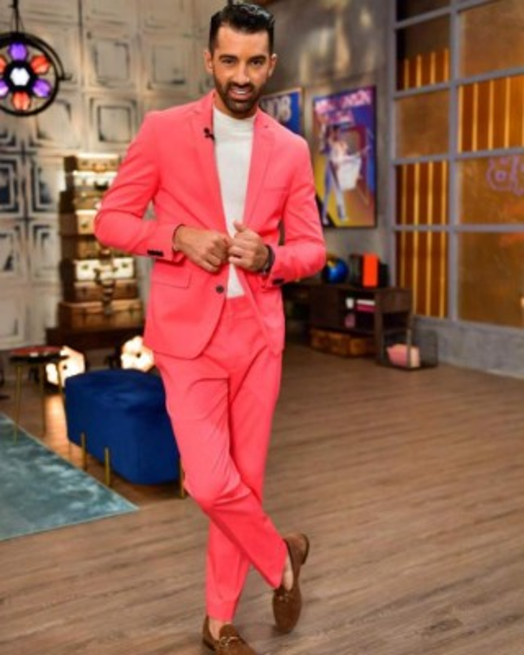 Pero no todo ha sido color de rosa en su vida. El español de 37 años ha sido fuertemente criticado en redes sociales por su relación con Adamari López. En muchas ocasiones se le ha calificado como “un mantenido”, que se aprovecha de la fama de su pareja.