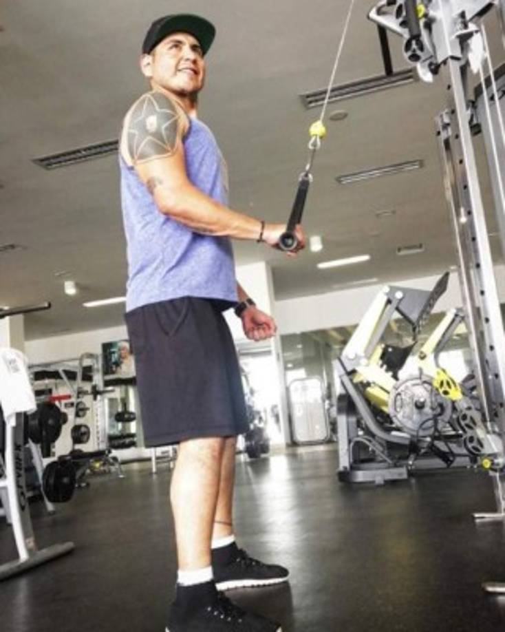 Para verse como desea se ha hecho cirugías tanto su cuerpo como el rostro. Todo esto le ha dado mucha seguridad en sí mismo afirma el conductor.