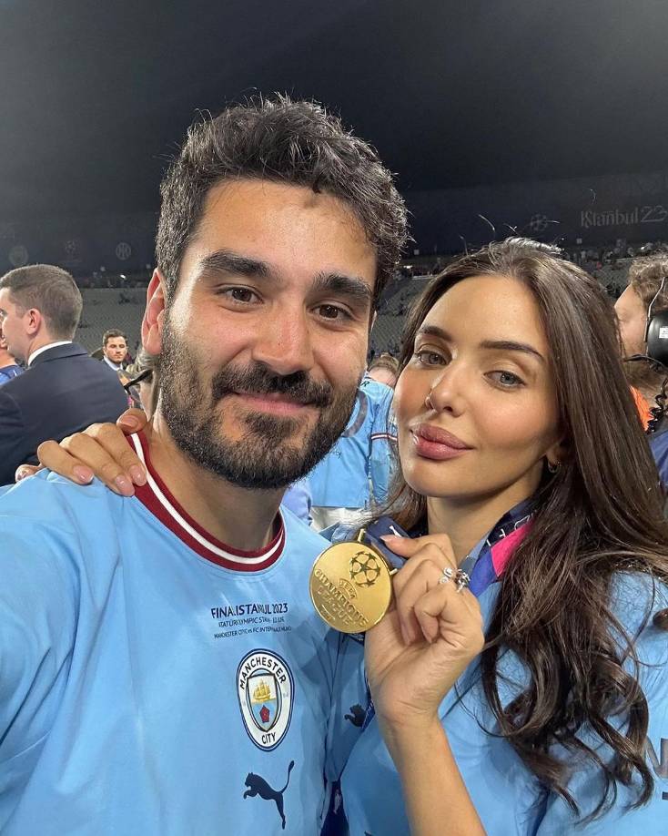 Reaccionando a las críticas que recibió Ilkay Gündoghan, su mujer, Sara Arfeoui, escribió en redes sociales junto a un emoticono en el que mandaba callar: “Este hombre es un tipo que trabaja duro y sus opiniones futbolísticas apuntan a mejorar y está dándolo todo por este equipo. Su mentalidad es una mentalidad triple”.