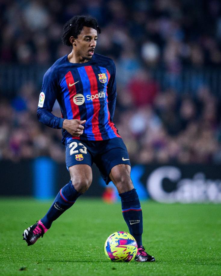 Defensa central: Koundé otro de los elementos claves en la defensa del equipo de Xavi. 