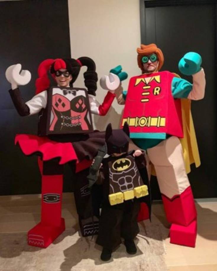 Otra familia enternecedora fue la de Justin Timberlake y Jessica Biel, los famosos y su retoño se vistieron como los personajes de Batman en Lego la película.