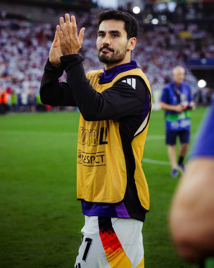  El representante de Gundogan se reunió este jueves con los dirigentes del Manchester City para cerrar la operación de su traspaso, después de que se haya desvinculado del Barcelona, renunciando a los dos años que le quedaban de contrato.