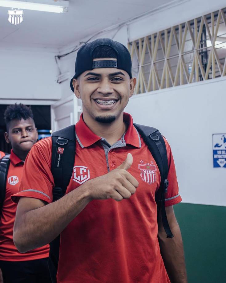 Clever Portillo - Motagua se reunirá en los próximos días con el presidente del Lone FC para abordar el fichaje del lateral izquierdo, quien juega cedido en el Vida. Tiene 21 años y fue de lo más destacado de los cocoteros en el Torneo Apertura 2023.