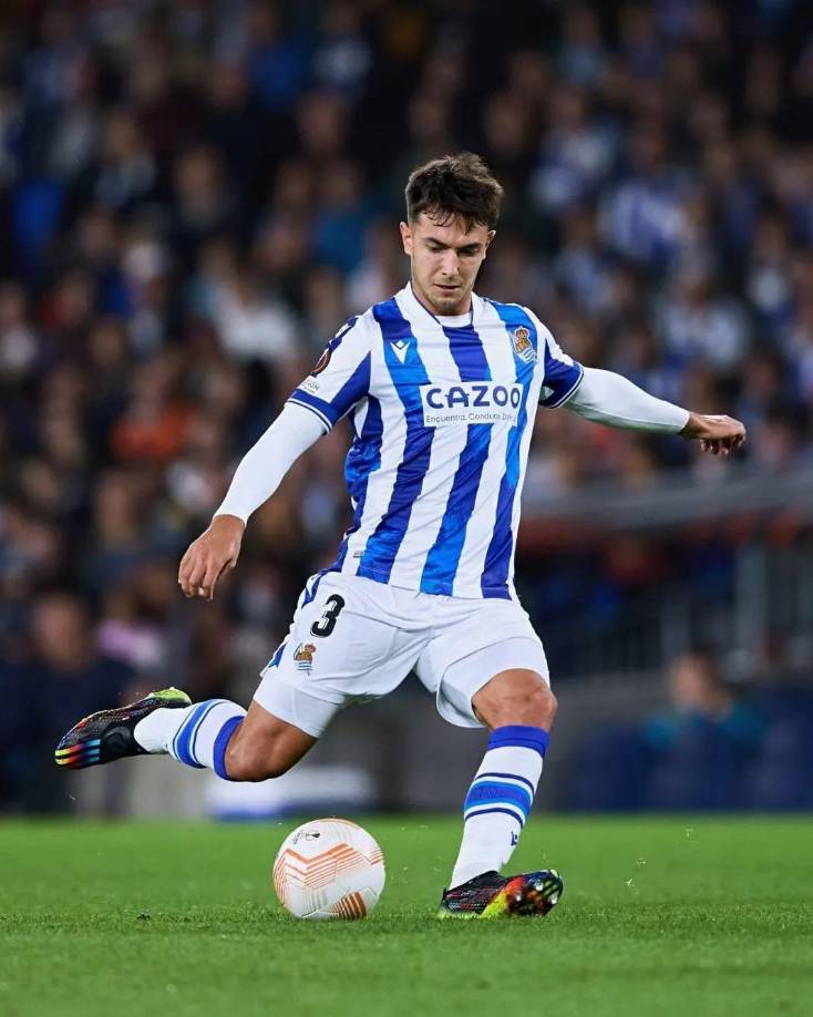 Martín Zubimendi Ibáñez: Centrocampista español de 24 años de edad que destaca en la Real Sociedad. El FC Barcelona lo tiene en la mira para la próxima campaña.