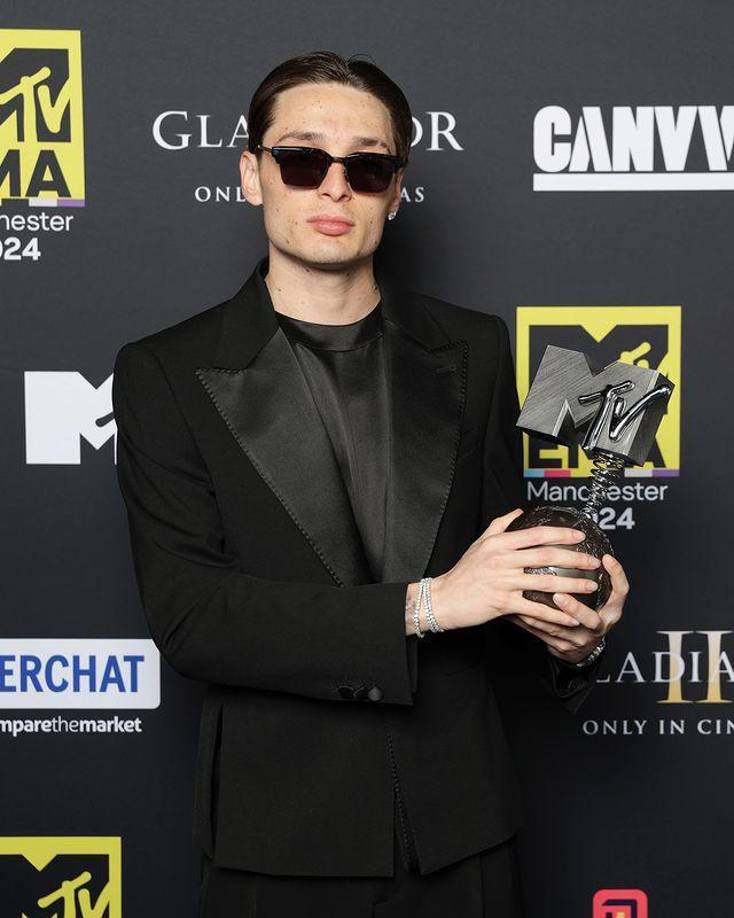 El mexicano Peso Pluma lució muy elegante con este traje negro con el que recogió el premio a Mejor artista latino.