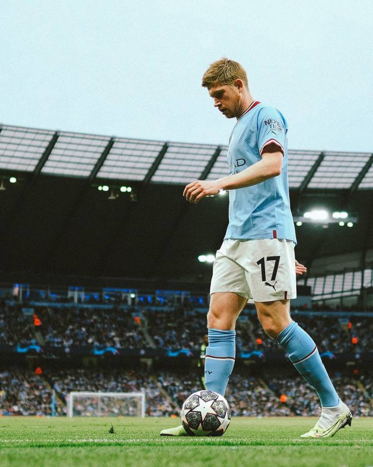 Mediocentro: Kevin De Bruyne no puede faltar en la titularidad, su magia dentro de la cancha lo ha llevado a convertirse en uno de los mejores futbolistas en su posición.