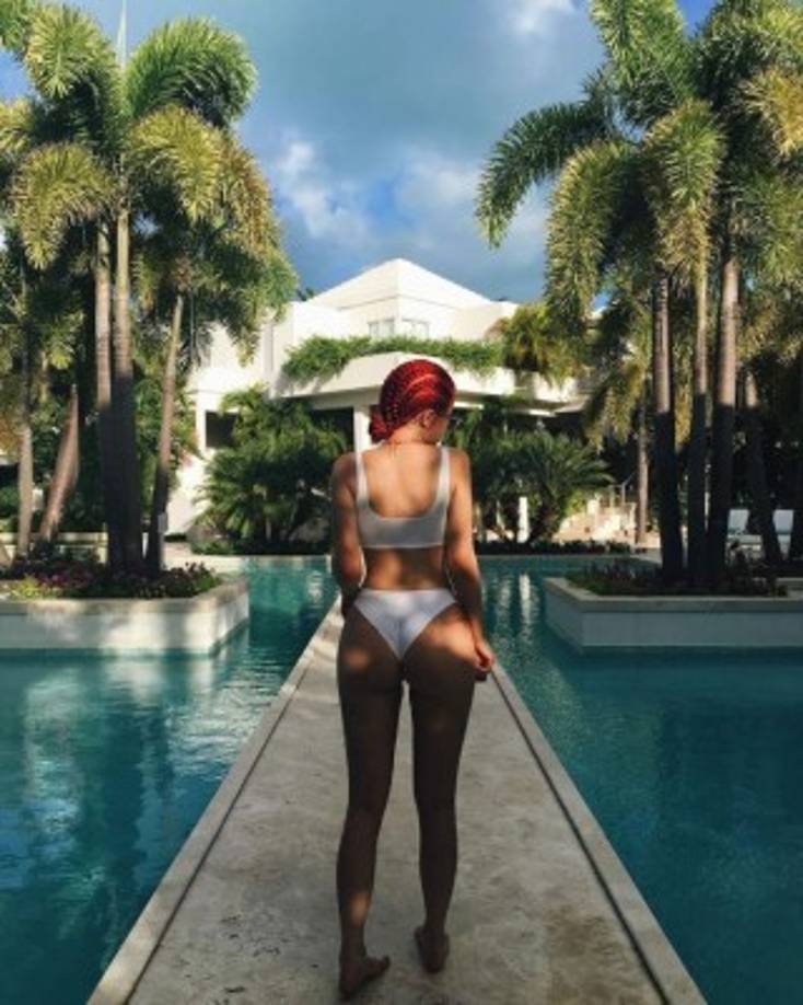 Kylie Jenner en un look de color rojo.