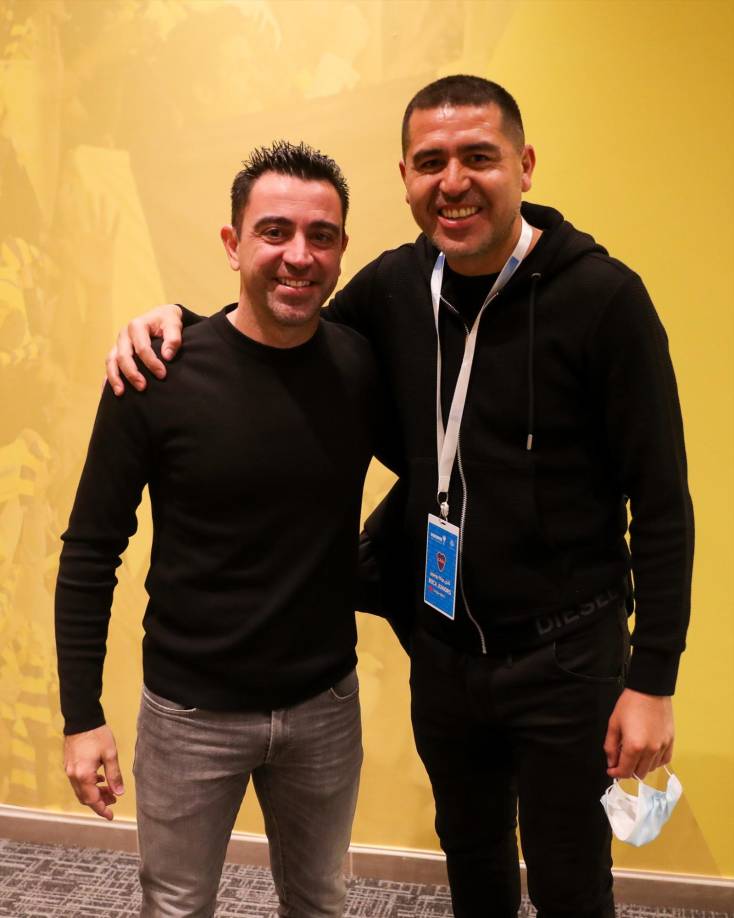Reencuentro de leyendas. Xavi Hernández y Juan Román Riquelme posaron para esta foto después de la Copa Maradona.