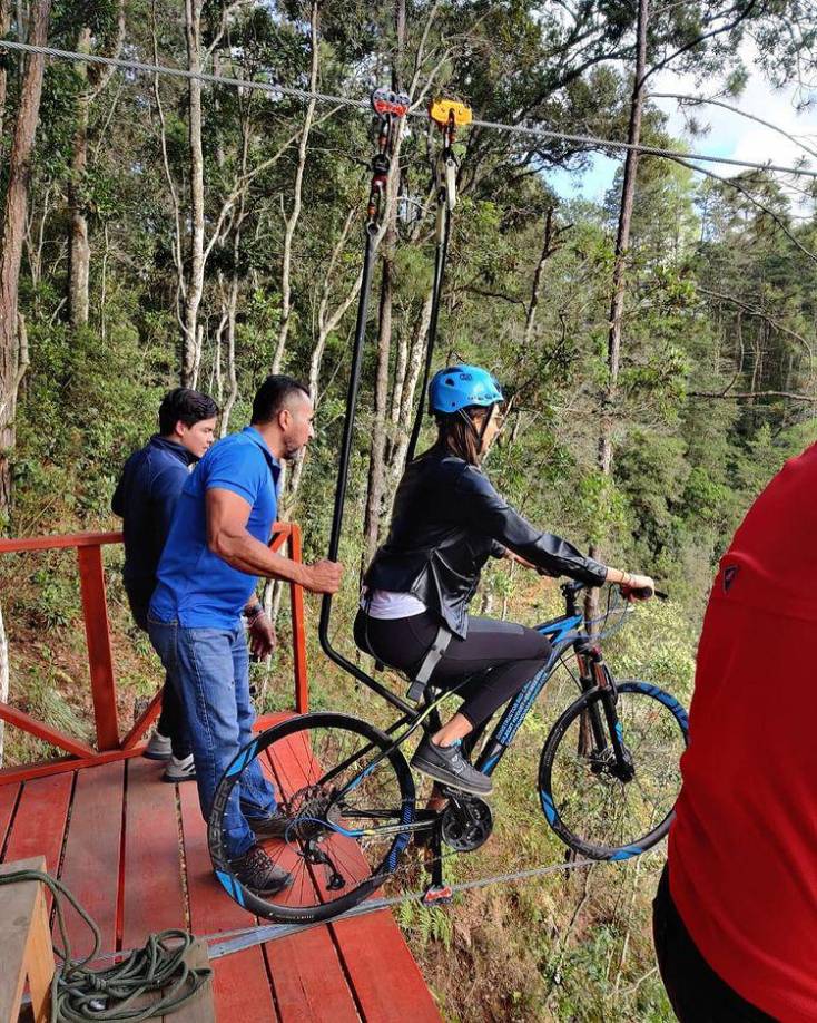 “Bici en el aire en la cascada “El Chiflador”. La verdad sí me gustó muchísimo”, compartió Arianny en sus redes sociales. 