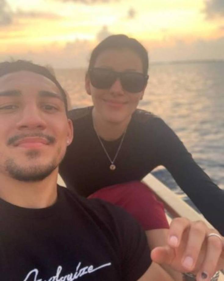 <b> Cynhia trabajaba como azafata </b>y el boxeador entabló una conversación con ella. Poco a poco se fueron conociendo.