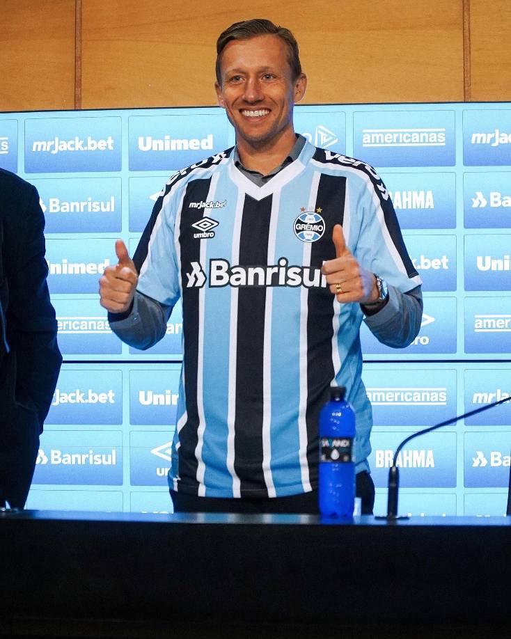 El mediocampista brasileño Lucas Leiva fue presentado como nuevo jugador del Gremio, llega procedente de Lazio.