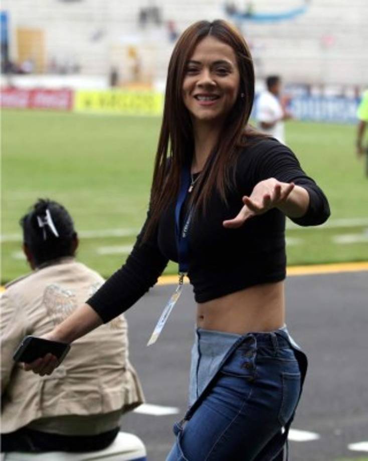 Isabel Zambrano, periodista de Televicentro, llegó así al estadio Nacional para presenciar el clásico Olimpia-Motagua y enamoró a muchos.