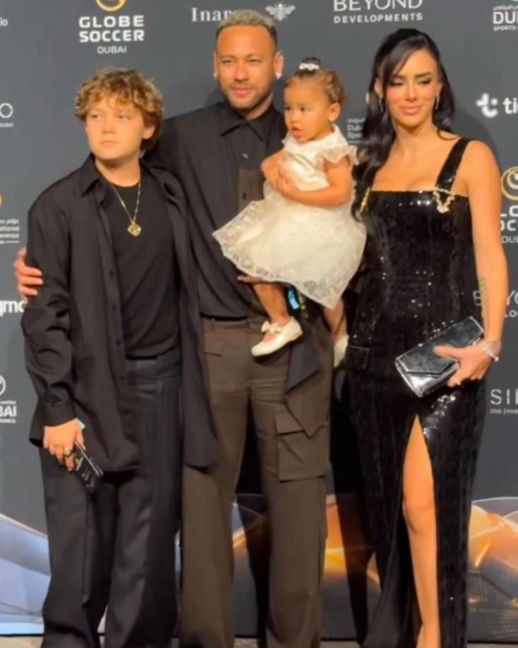 Neymar fue acompañado en la Gala de los Globe Soccer Awards por su pareja Bruna Biancardi y sus hijos.