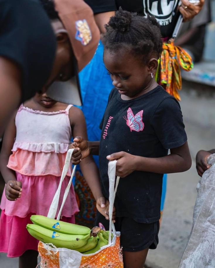 “Esta vez compartiendo 1,000 cajas de bananas que nos donaron en San Juan, Tornabé, Triunfo de la Cruz y Chamelecón”, dice la publicación de la Fundación Alberth Elis.