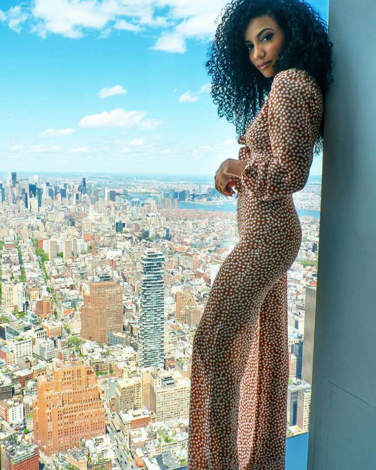 Según la policía, una mujer de 30 años fue encontrada inconsciente en el suelo frente a la dirección 350 West 42nd Street, en Manhattan. La declararon muerta en la escena. La muerte es indicativa de un salto desde una posición elevada. Una investigación está en curso, sin embargo, la policía dijo a Today que la causa de la muerte “se cree que es un suicidio”.