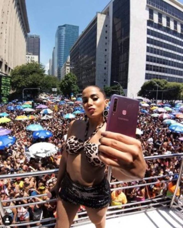 En 2015 el artista ganó el EMA Worldwide Act América Latina, siendo la primer artista brasileña en ganar el premio. Anitta está suscrita a la compañía Shots Studios de Justin Bieber.<br/>