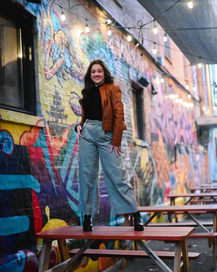 Casi de inmediato fue rescatada del vehículo por os bomberos.