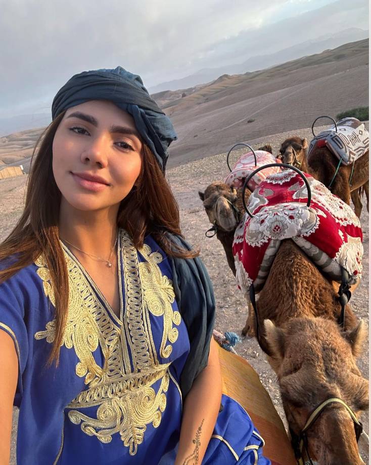  Dr. Velásquez había realizado colaboración con artistas de renombre como Darío Gómez y Jhon Alex Castaño. Además, se le atribuye el descubrimiento del talento del artista urbano Blessd. 