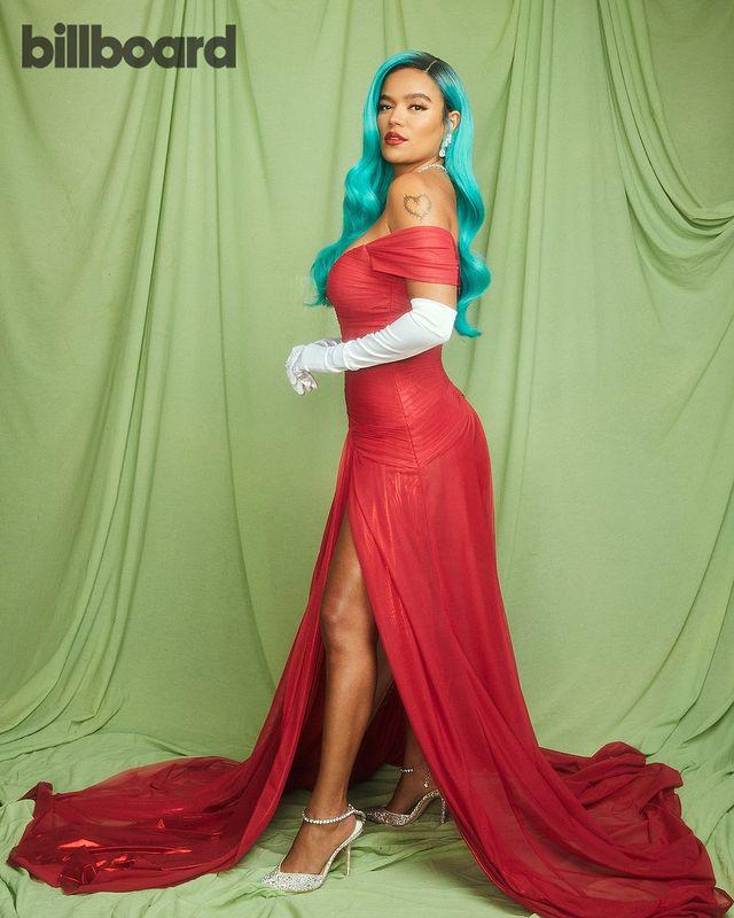 Karol G rinde homenaje a Julia Roberts en “Mujer Bonita” e impacta con su belleza