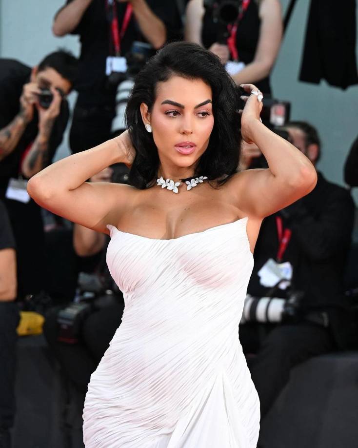 Otro detalle que no pasó desapercibido fueron las espectaculares joyas. Los delicados anillos y aretes con forma de flores de Pasquale Bruni le hicieron un guiño a la belleza de la naturaleza en plena temporada de verano.