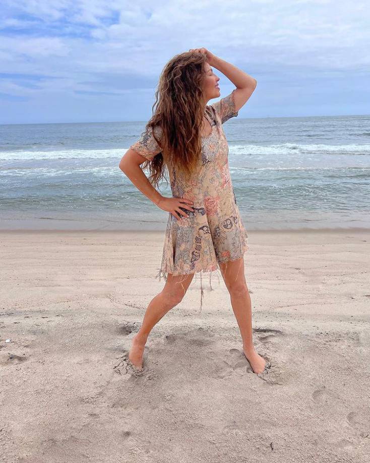 En la descripción del clip, Thalía afirmó que ni en sueños hubiera imaginado el impacto de su personaje en la cultura popular y mucho menos en ella misma.