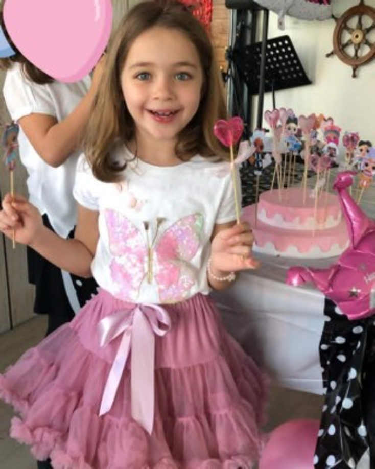 Sofiya tiene cuenta de Instagram y Facebook, pero ambas son administradas por sus padres, como debe ser, debido a la corta edad de la actriz turca.