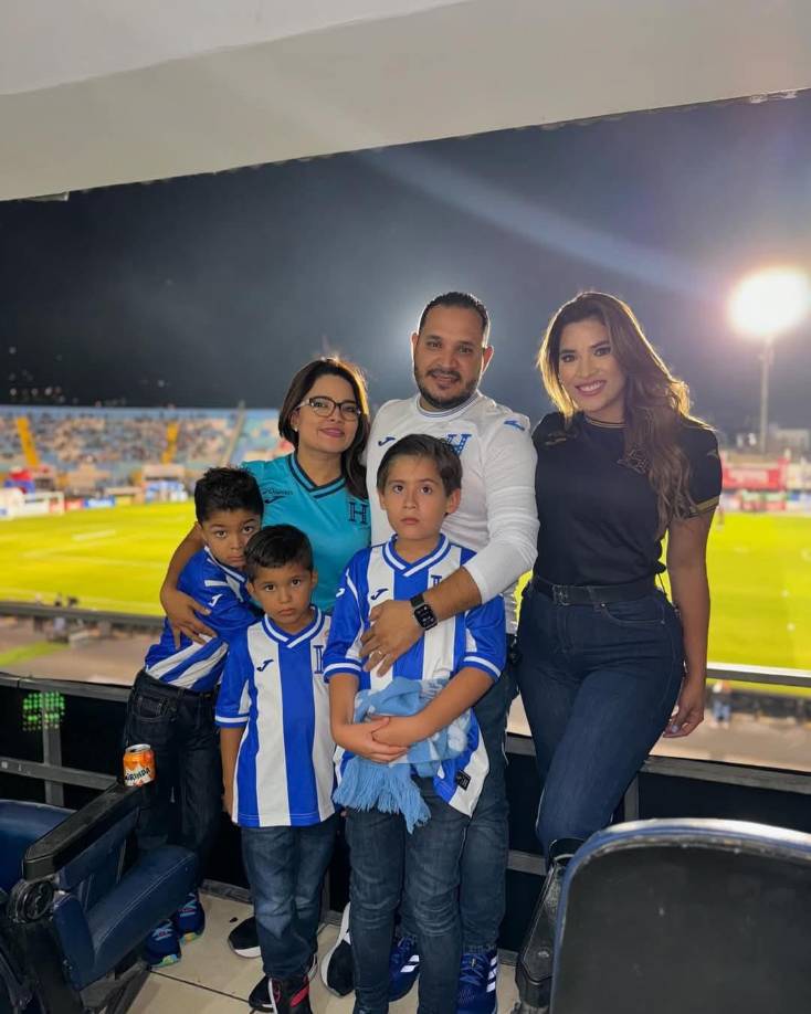 Dennis Andino le mandó un ramo de rosas por la mañana, con el cual sorprendió a Cáceres en su trabajo, donde le llegó el presente. 