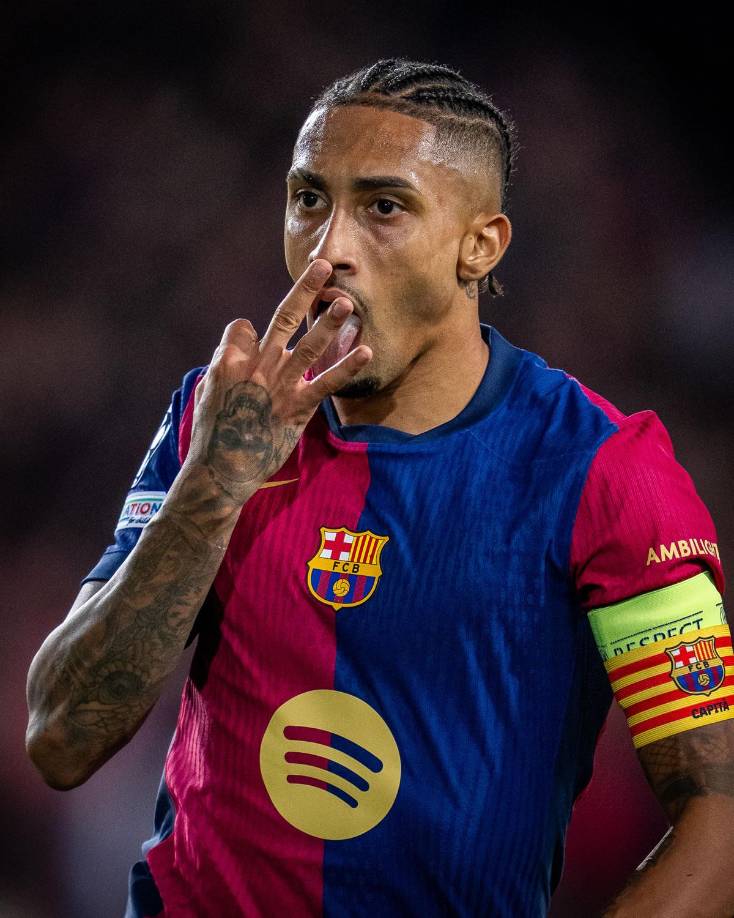 Lengua de fuera y gesto con tres dedos de Raphinha para celebrar su hat-trick con el Barcelona ante Bayern Múnich.