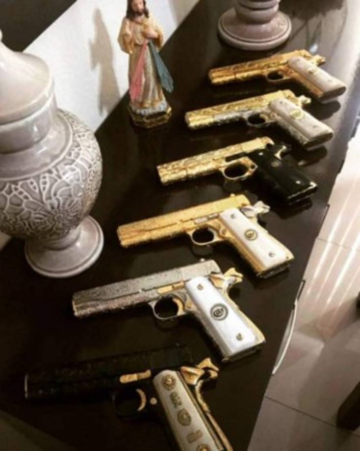 Armas bañadas en oro o con incrustaciones de diamantes formaban parte del arsenal del joven narcotraficante.