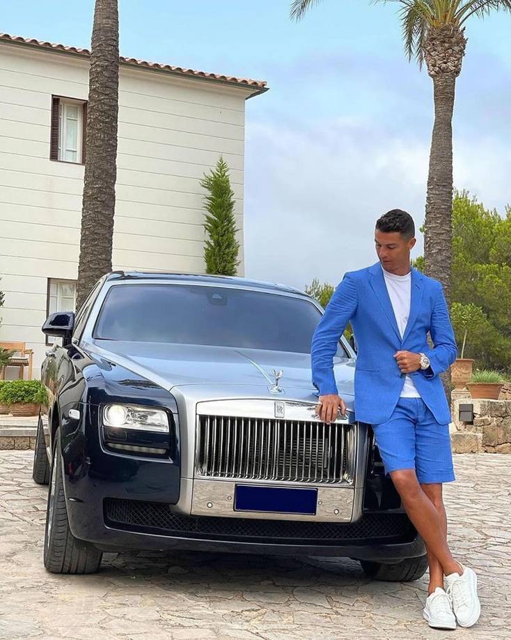 Rolls-Royce Ghost - A pocos días antes de anunciar su adiós de la Juventus y su fichaje por el Manchester United, Cristiano Ronaldo mostraba este Rolls-Royce Ghost, una de las joyas de su colección de automóviles de lujo. Tiene un valor de mercado de 330.000.