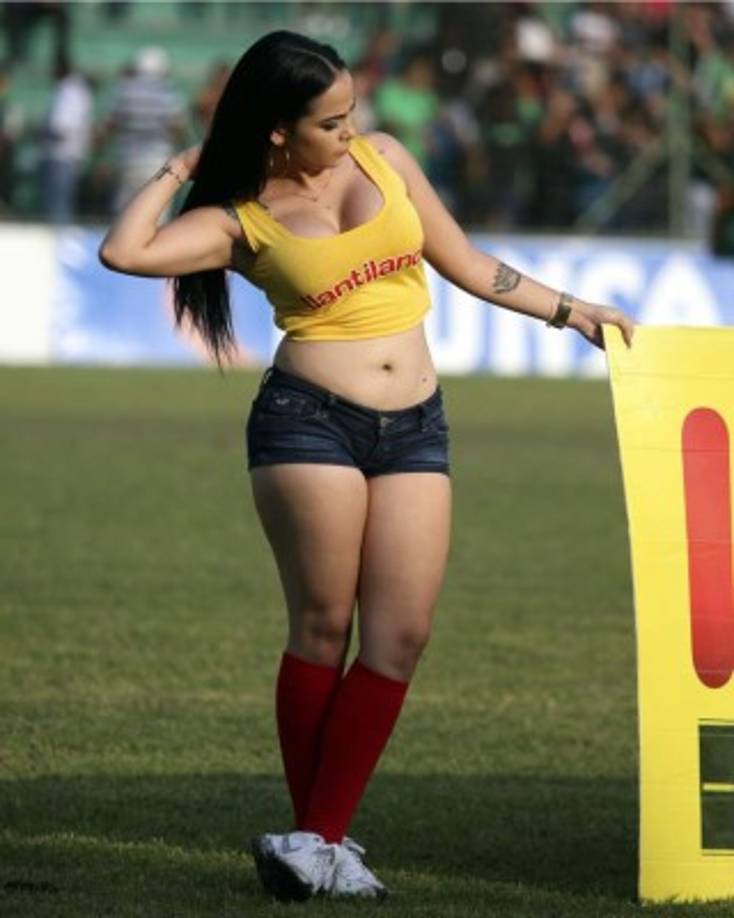 ¡UFFF! Hermosa edecán en la cancha del Marathón.