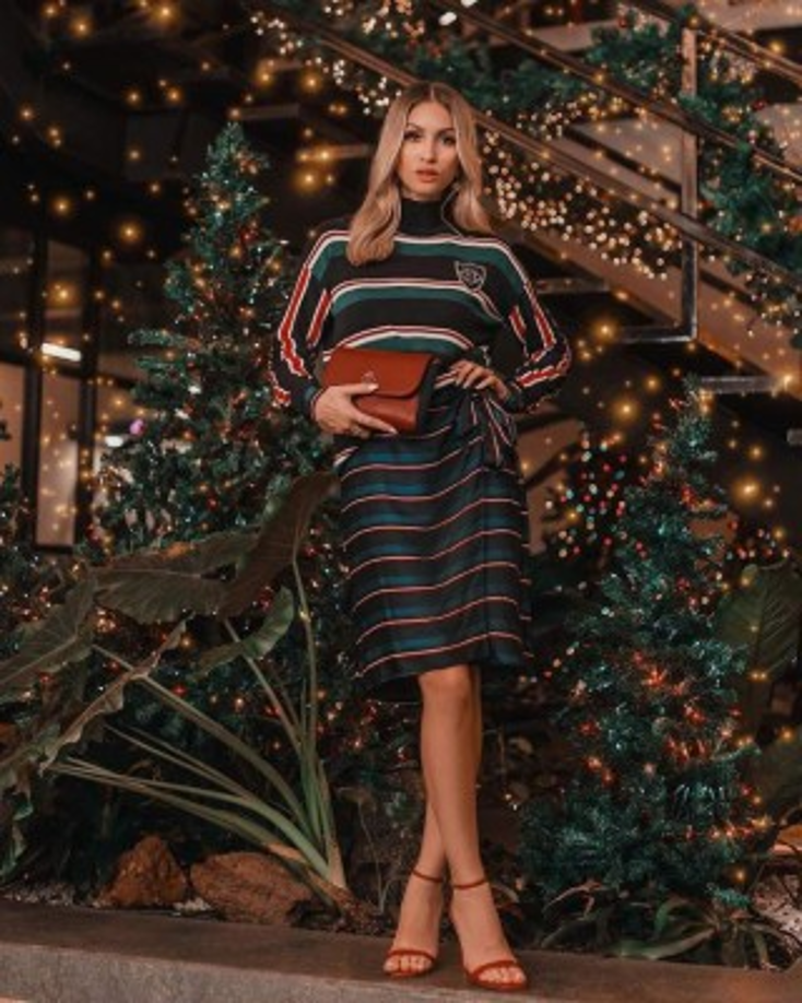 La influencer hondureña Rosyl Mejía nunca decepciona con sus looks para las fiestas navideñas.