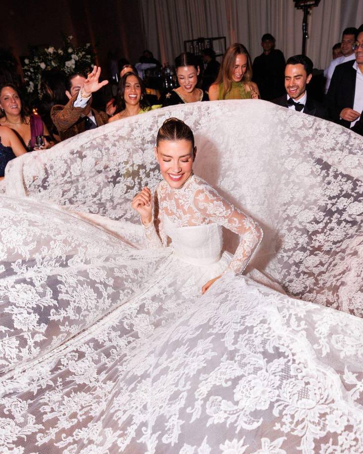 Para los tres días, Salas eligió a los diseñadores Domenico Dolce y Stefano Gabbana para vestirla con dos vestidos en blanco y uno en verde olivo, el primer día con un look retro, el segundo minimalista y el tercero romántico.