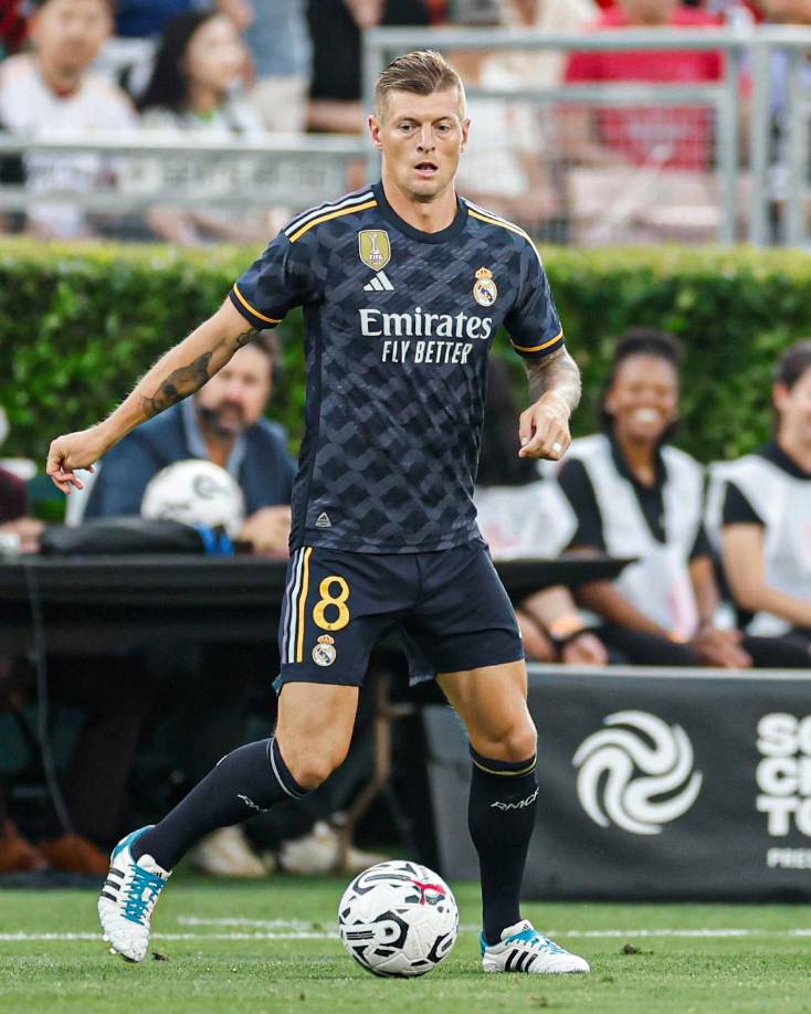 Con Kroos como eje del rombo, el Madrid empezó asociándose bien en el centro y encontrando profundidad por las bandas con Lucas Vázquez y Mendy.
