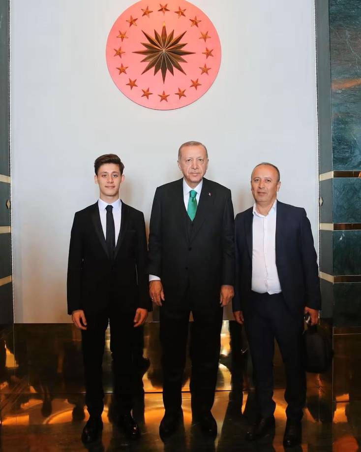 Después despertó el interés del Real Madrid. El club blanco anunció su fichaje en julio de 2023, a cambio de 30 millones de euros y firmando por seis años.