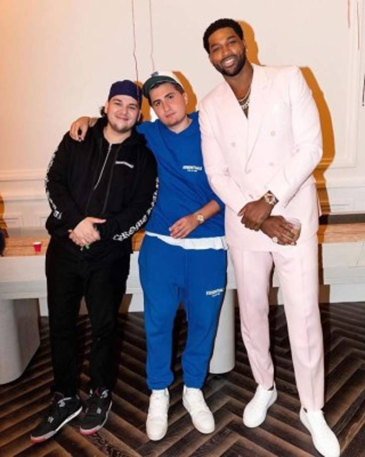 También estuvo su hermano <a href='https://www.laprensa.hn/fotogalerias/farandula/1390582-411/rob-kardashian-muestra-transformacion-f%C3%ADsica-fiesta-khloe-kardashian' style='color:red;text-decoration:underline' target='_blank'>Rob Kardashian, quien lució más esbelto tras perder varias libras de sobrepeso</a> ; además de su exnovio, Tristan Thompson, padre de True, la única hija de Khloé.