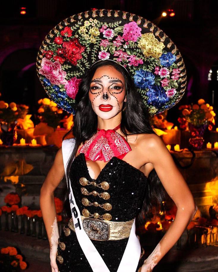 Las 128 participantes de varias naciones vistieron atuendos con estampados de calaveras, atuendos tradicionales mexicanos y una variedad de estilos que también comprendieron atuendos con alas negras como el de Miss República Dominicana, Celinee Santos, o con alas blancas como el de Miss Bulgaria, Elena Vian. Miss México, María Fernanda Beltrán, fue la primera en desfilar, llevando un enorme tocado de flores naranjas de cempasúc.